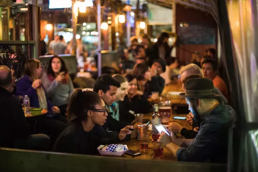 人们在索马拥挤的用餐区吃饭. San Francisco, California.