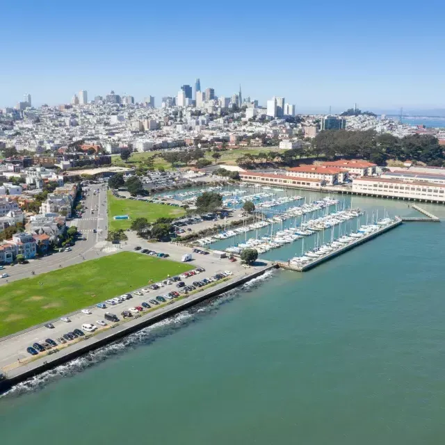 Vue aérienne de Fort Mason avec les toits de San Francisco au loin.